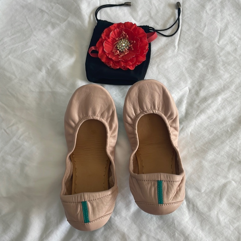 Tiek’s ballet pink size 9 in very good condition. Bag and flower included.